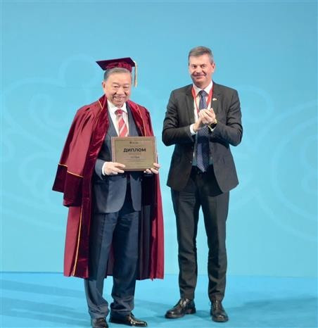 Le recteur de la RANEPA, Alexeï Gennadiévitch Komissarov, a décerné au chef du Parti vietnamien Tô Lâm (gauche) le titre de "professeur honoraire" de l'académie. Photo: VNA recteur.jpg