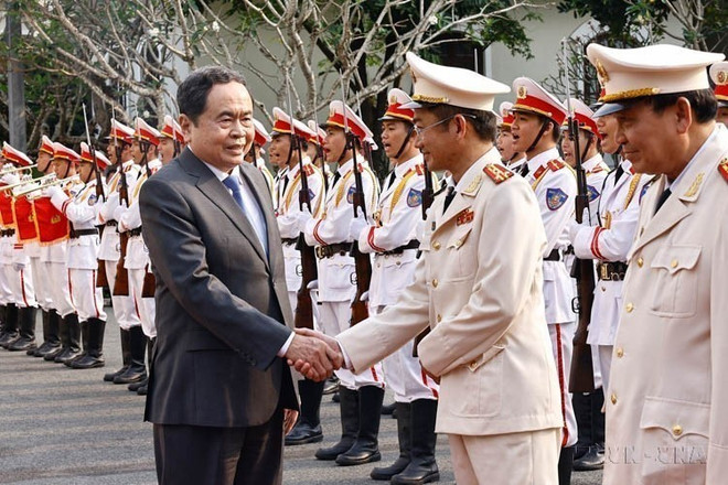 Le président de l'Assemblée nationale, Trân Thanh Mân, rend visite à la police de la ville de Cân Tho dans l'après-midi du 20 janvier 2025. Photo: VNA man.jpg
