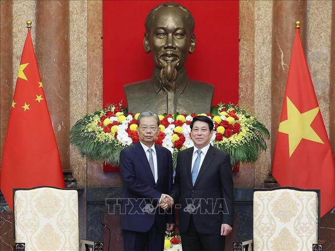 Le président Luong Cuong (droite) et le président du Comité permanent de l'Assemblée populaire nationale (APN) de Chine, Zhao Leji. Photo: VNA chine.jpg