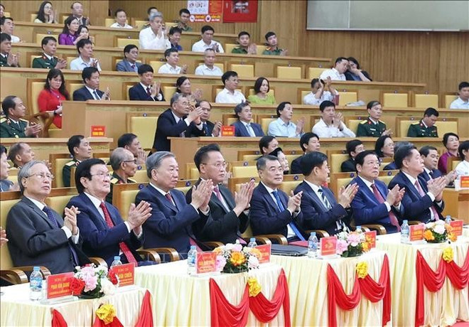 Le secrétaire général du Parti, Tô Lâm, des dirigeants et anciens dirigeants du Parti et de l'État assistent à la cérémonie. Photo: VNA dirigeants.jpg