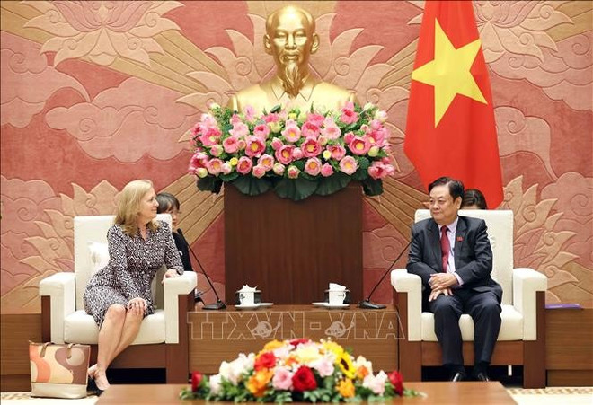 Le vice-président de l'Assemblée nationale (AN), Lê Minh Hoan reçoit Mariam Sherman, directrice de la Banque mondiale (BM) pour le Vietnam, le Cambodge et le Laos. Photo: VNA hoan.jpg