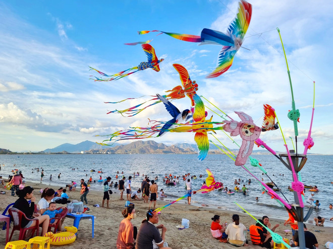 La plage de Binh Son (quartier de Dong Hai, Khanh Hoa) attire de nombreux habitants et touristes venus se détendre et se baigner. Photo: VNA anh-1.jpg
