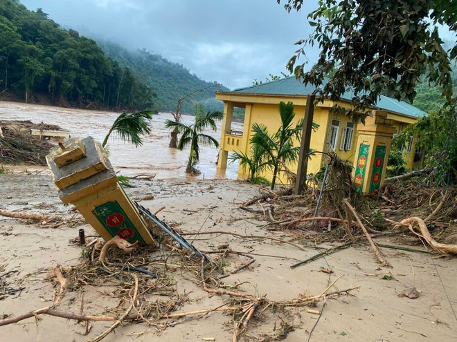 L'école primaire Bac Ly 2 (commune de Bac Ly), à Nghê An, a subi de lourds dégâts suite aux inondations. Photo : VNA ecole.jpg