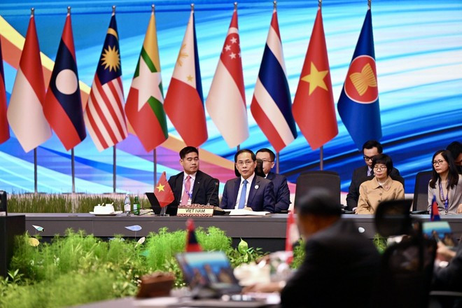 Le vice-Premier ministre et ministre des Affaires étrangères Bùi Thanh Son a dirigé une délégation du Vietnam, coordinateur des relations ASEAN-Royaume-Uni pour la période 2024-2027, lors de la réunion ministérielle ASEAN-Royaume-Uni tenue le 11 juillet en Malaisie. Photo: VNA son-2.jpg