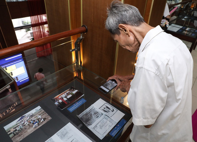 Lors de l'exposition "30 ans de relations diplomatiques entre le Vietnam et les États-Unis". Photo : Khanh Hoa - VNA guerre.jpg