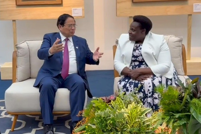 Le Premier ministre Pham Minh Chinh et la vice-présidente ougandaise Jessica Rose Epel Alupo. Photo: VGP ouganda.jpg