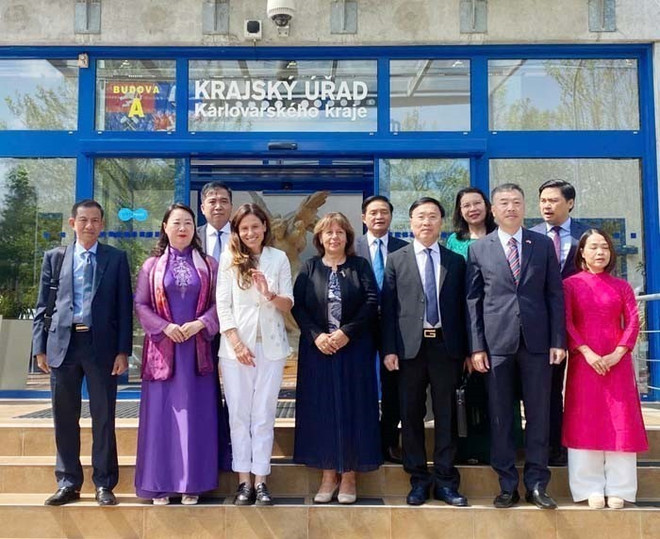 La maire la ville thermale de Karlovy Vary, Andrea Pfeffer Ferklová (3e de gauche à droite) prend une photo avec la délégation de dirigeants des provinces vietnamiennes. Photo: VNA maire.jpg