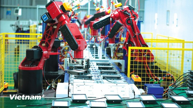 La croissance du premier trimestre dépasse le scénario bas (6,5 %), elle reste inférieure à l'objectif de 7,7 % fixé par la résolution 01/NQ-CP, manquant d'environ 0,7 point de pourcentage. Photo : VietnamPlus pib.jpg