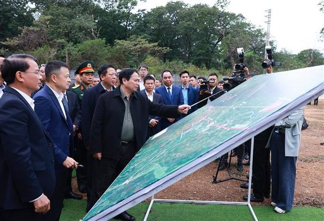 Le Premier ministre Pham Minh Chinh inspecté la future zone touristique de Tam Dao 2, dans le bourg de Dai Dinh, district de Tam Dao. Photo : VNA vp.jpg