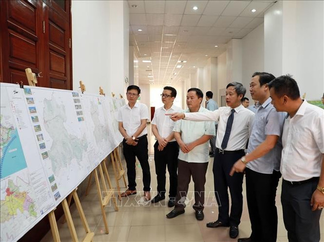 Les délégués examinent la carte du plan directeur pour la construction de la zone économique frontalière de Ma Lu Thang, province de Lai Châu, d'ici 2045. Photo: VNA carte.jpg