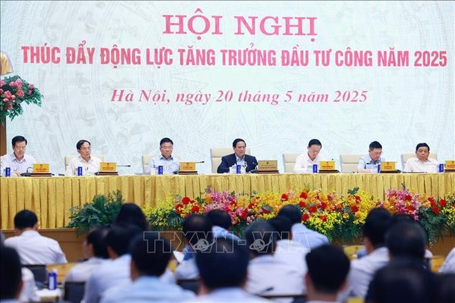 Le Premier ministre Pham Minh Chinh (centre) et les vice-Premiers ministres président la conférence nationale en ligne sur la stimulation des investissements publics, considéré comme un moteur clé de la croissance économique en 2025. Photo: VNA conference-1.jpg