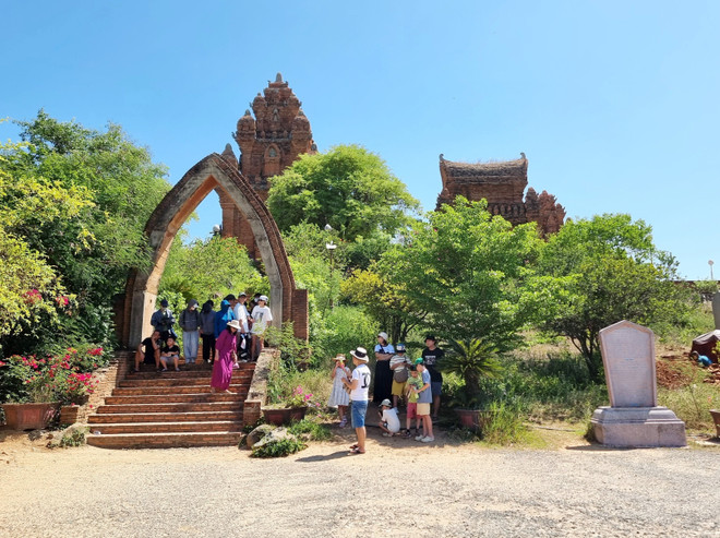 La tour Po Klong Garai (quartier de Do Vinh, province de Khanh Hoa), vestige architectural et artistique national exceptionnel, attire les touristes. Photo : VNA anh-21.jpg