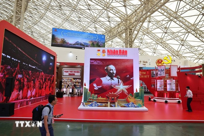 Le stand du journal Nhân Dân à l'exposition. Photo: VNA peuple.jpg