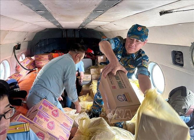 Transfert des marchandises par hélicoptère vers des sites isolés des communes de Van Nham et Yen Binh en raison des inondations. Photo : VNA soutien.jpg