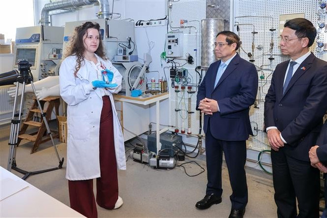 Le Premier ministre Pham Minh Chinh se rend à la division des sciences et de l'ingénierie nucléaires (NSE) du département de physique de l'Institut royal de technologie (KTH) de Suède. Photo: VNA chinh.jpg
