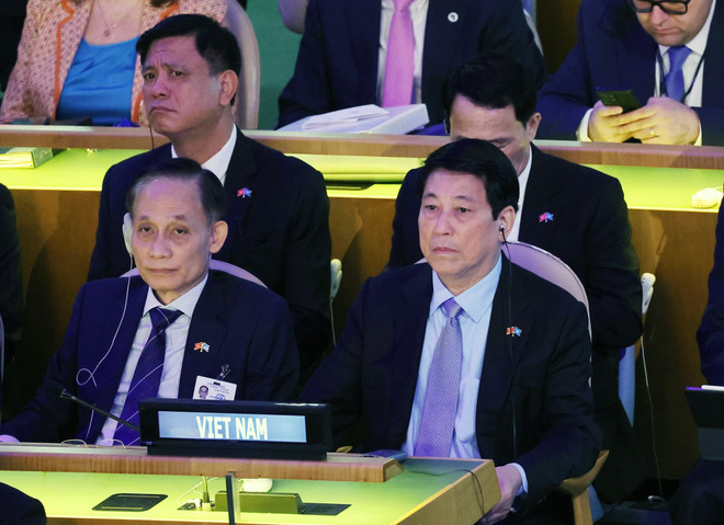 Le président Luong Cuong et le ministre par intérim des Affaires étrangères Lê Hoài Trung assistent à la réunion de haut niveau pour célébrer le 80e anniversaire de la fondation des Nations Unies. Photo: VNA cuong-2.jpg