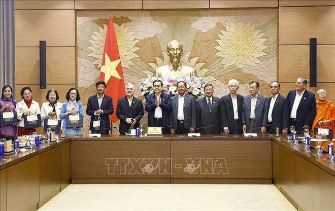 Le président de l'AN Trân Thanh Mân offre des cadeaux aux délégués. Photo: VNA soc-trang.jpg