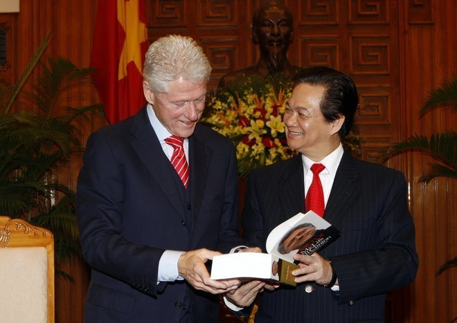 Le Premier ministre Nguyên Tân Dung offre à l'ancien président Bill Clinton le livre "My Life Bill Clinton" publié par la Maison d'édition du ministère de la Sécurité publique (Hanoï, 14 novembre 2010). Photo : Duc Tam - VNA dung.jpg