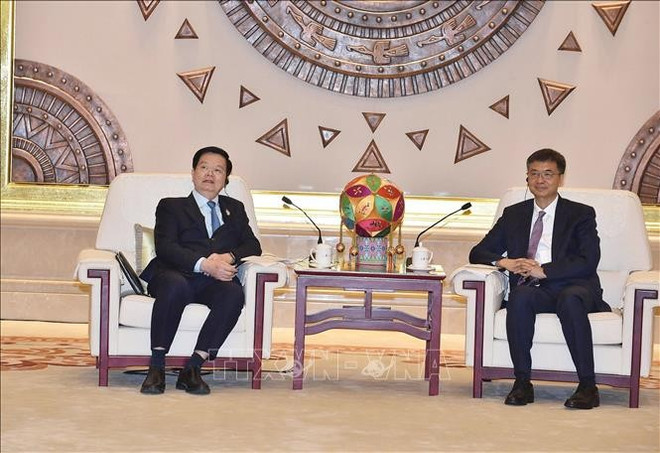 Le vice-Premier ministre Mai Van Chinh (gauche) et Chen Gang, secrétaire du Comité du Parti de la région autonome Zhuang du Guangxi. Photo: VNA choang.jpg