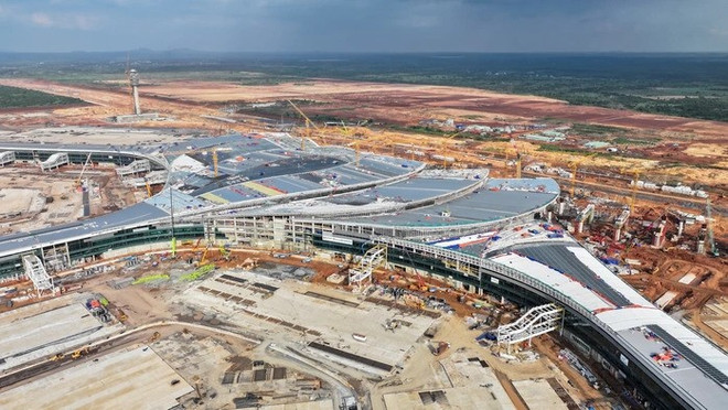 L'aéroport de Long Thành a terminé l'installation de la structure principale du toit en acier et des zones couvertes. Photo: journal Nguoi lao dong long-thanh.jpg