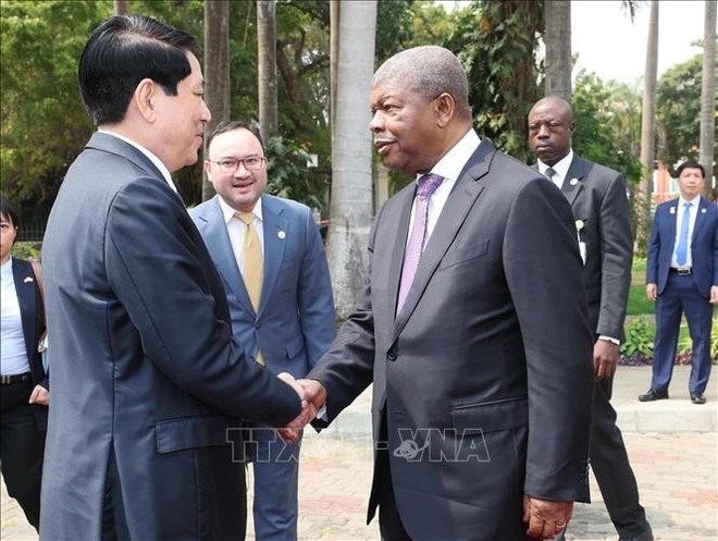 Le président angolais João Manuel Gonçalves Lourenço accueille son homologue vietnamien Luong Cuong. Photo: VNA angola-234.jpg