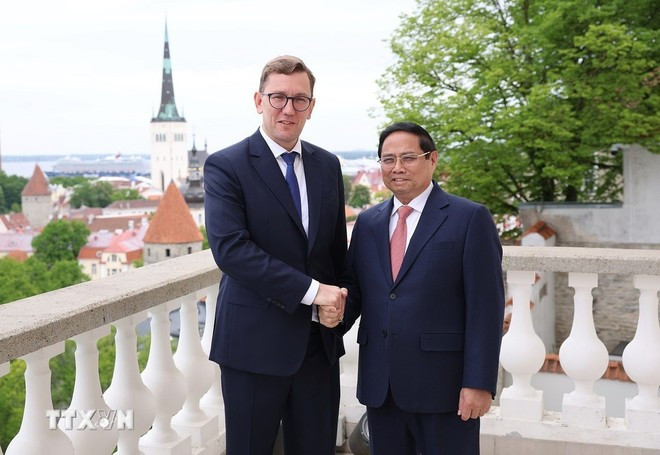 Le Premier ministre Pham Minh Chinh (à droite) et son homologue estonien Kristen Michal. Photo : VNA chinh-2.jpg
