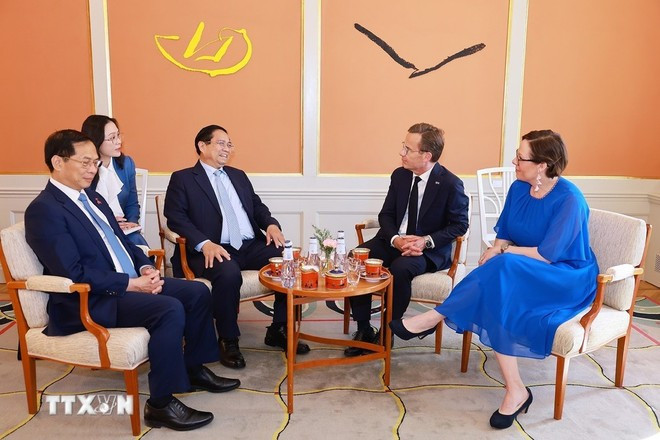 Le Premier ministre Pham Minh Chinh (deuxième à gauche) rencontre son homologue suédois Ulf Kristersson (deuxième à droite). Photo : VNA chinh-3-3243.jpg