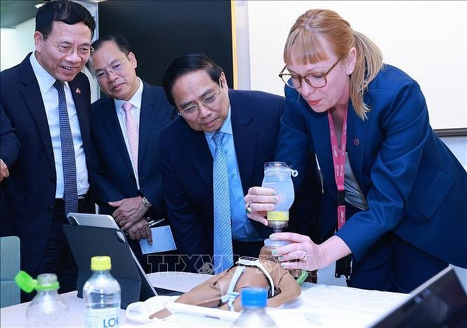 Le Premier ministre Pham Minh Chinh observe la pratique des soins d'urgence aux prématurés grâce aux procédures et à la technologie de l'Institut Karolinska. Photo : VNA chinh-3.jpg