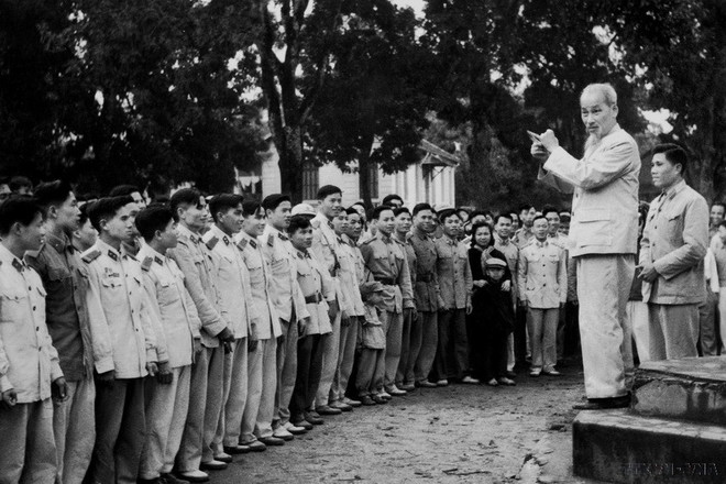 Le Président Hô Chi Minh rend visite à l’unité de la Police populaire armée chargée de la protection de la capitale Hanoï, le 14 février 1961. Photo: VNA hcm.jpg