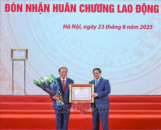 Le Premier ministre Pham Minh Chinh (droite) remet l'Ordre du Travail de première classe au ministre de la Culture, des Sports et du Tourisme Nguyên Van Hùng. Photo: VNA chinh.jpg