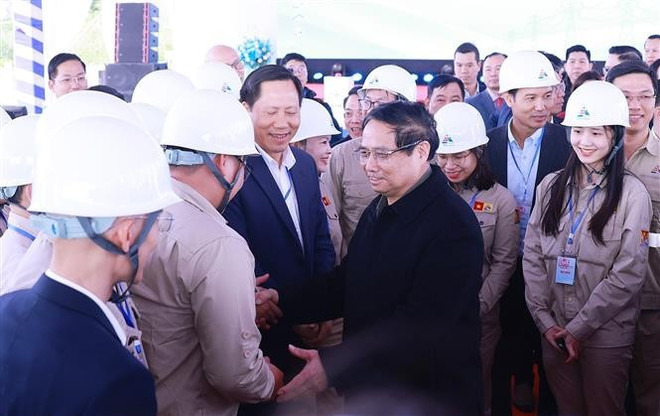 Le Premier ministre Pham Minh Chinh lors de la cérémonie de mise en chantier du projet de ligne électrique 500 KV Lào Cai-Vinh Yên. Photo: VNA chinh.jpg