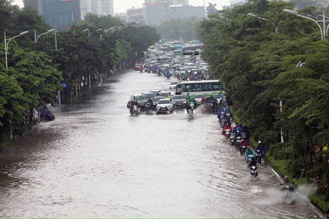 Inondations dans la rue Dàm Quang Trung, à Hanoï. Photo: VNA hanoi.jpg