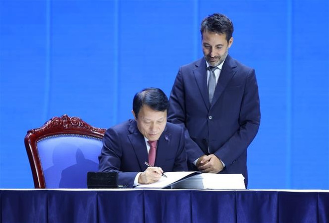 Le ministre vietnamien de la Sécurité publique, Luong Tam Quang, a signé la Convention des Nations Unies contre la cybercriminalité. Photo: VNA quang.jpg