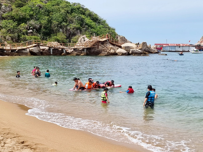 Des touristes se baignent sur une plage de la baie de Vinh Hy (commune de Vinh Hai, province de Khanh Hoa). Photo : VNA anh-31.jpg