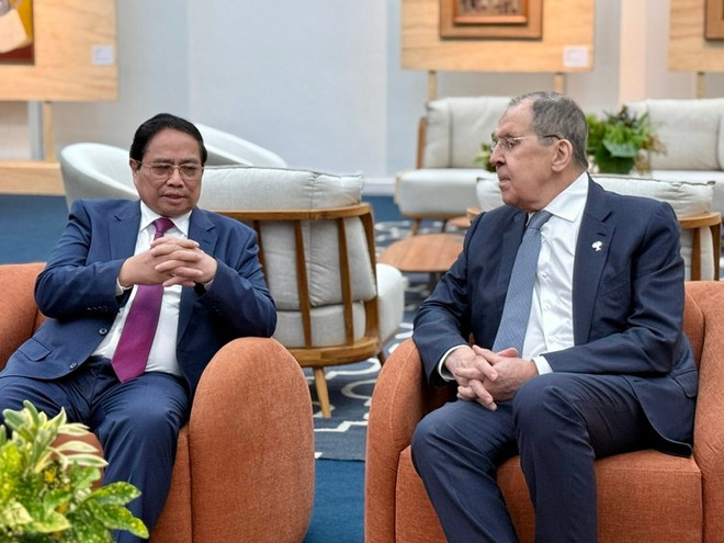 Le Premier ministre Pham Minh Chinh (gauche) et le ministre russe des Affaires étrangères Sergey Lavrov. Photo: VGP russie.jpg