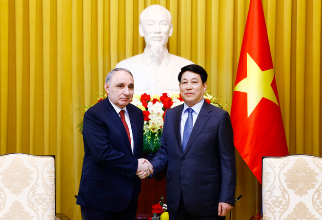 Le président Luong Cuong (droite) et le procureur général d'Azerbaïdjan, Kamran Bayram Aliyev. Photo: VNA cuong.jpg