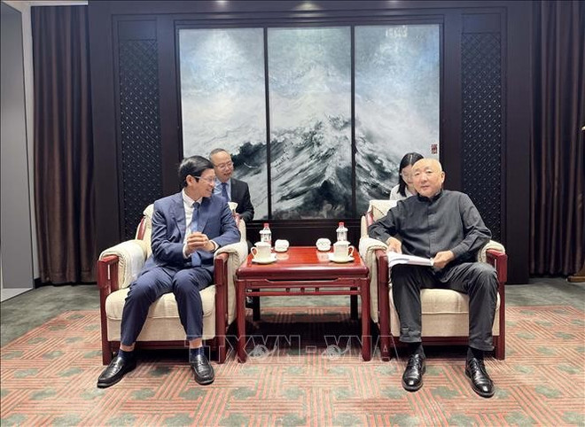 Le vice-ministre de la Culture, des Sports et du Tourisme,Hô An Phong (gauche) et le vice-ministre chinois de la Culture et du Tourisme Gao Zheng. Photo: VNA phong.jpg