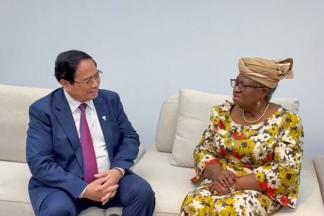 Le Premier ministre Pham Minh Chinh rencontreNgozi Okonjo-Iweala, directrice générale de l'Organisation mondiale du commerce (OMC). Photo: VGP omc.jpg