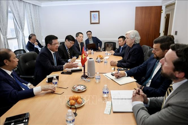 Le ministre de l'Industrie et du Commerce Nguyên Hông Diên traveille avec les représentants du groupe Nike. Photo: VNA biuke.jpg