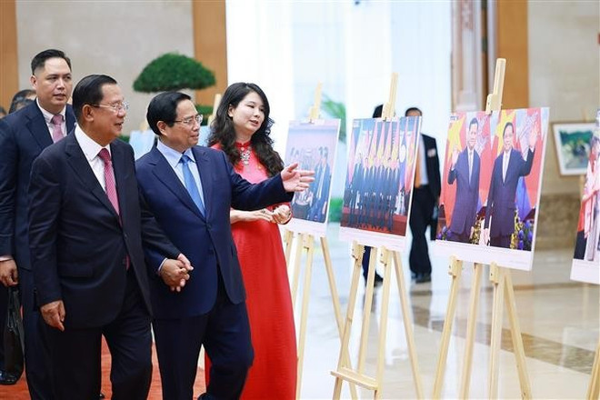 Le Premier ministre Pham Minh Chinh et Hun Sen, président du PPC et du Sénat cambodgien, visitent une exposition de photos sur les relations de coopération entre les deux pays, organisée par l’Agence vietnamienne d’Information (VNA). Photo: VNA hun-sen.jpg