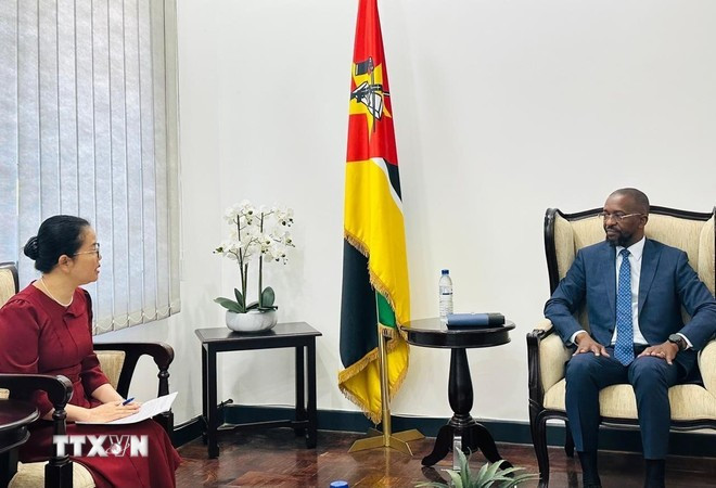 L'ambassadrice du Vietnam au Mozambique, Trân Thi Thu Thin rencontre le ministre mozambicain de la Défense, Cristóvão Artur Chume. Photo: VNA mozambique.jpg