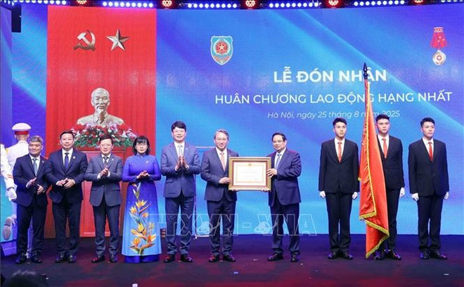 Le PM Pham Minh Chinh remet l'Ordre du Travail de première classe au ministère de la Justice. Photo: VNA ordre.jpg