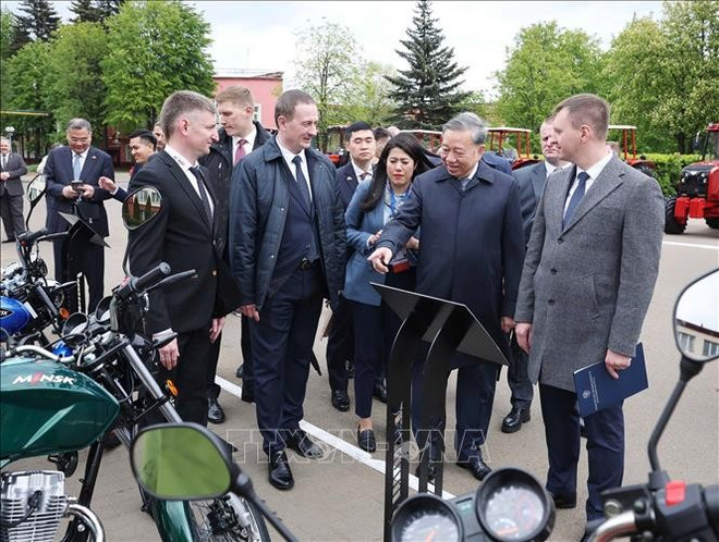 Le leader du Parti Tô Lâm (2e de droite à gauche) et le Premier ministre biélorusse (2e de gauche à droite) visitent la MTZ. Photo: VNA mtz-1.jpg