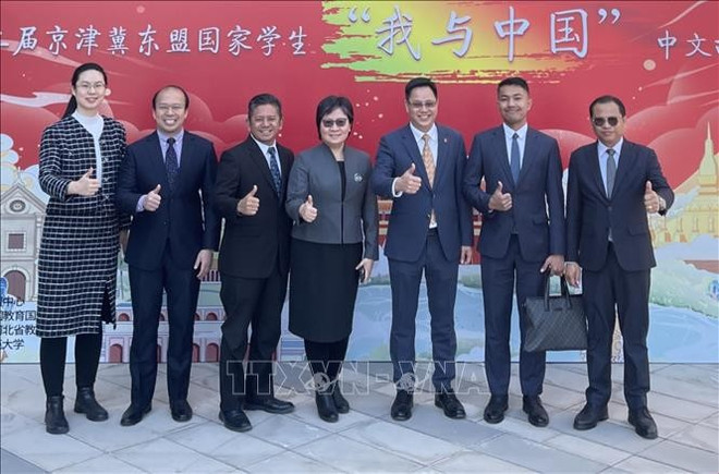 Des représentants des pays de l'ASEAN participant à la cérémonie de remise des prix du concours. Photo: VNA asean.jpg