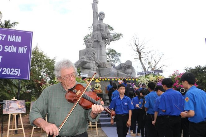 Un vétéran américain Roy Mike Boehm joue du violon en mémoire des victimes du massacre de Son My. Photo : VNA quang-ngai.jpg