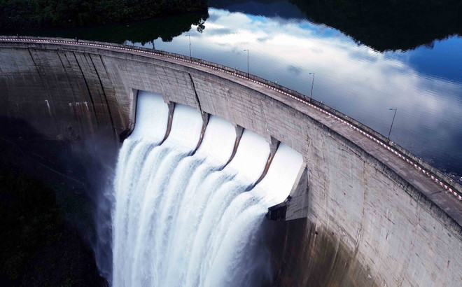 Avec ses 135 mètres de hauteur et une capacité installée de 200 MW, le barrage n’assure pas seulement la production d’électricité : il contribue aussi à la régulation des crues, à l’irrigation des terres agricoles environnantes et au développement socio-économique durable de la province de Son La et de la région Nord-Ouest. anh-32.jpg
