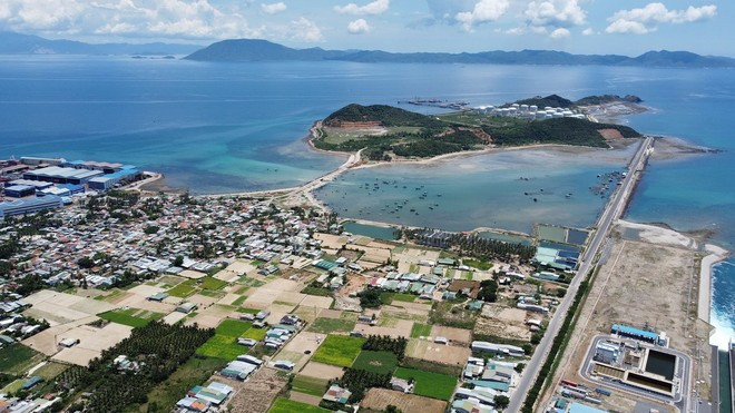 La zone économique de Van Phong a une superficie d'environ 150 000 hectares, dont 80 000 hectares est la surface de l'eau. Photo: VNA van-phong.jpg