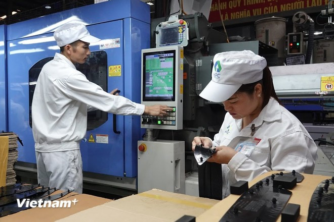 Les entreprises innovent en matière de technologie pour réduire les coûts des produits. Photo: VietnamPlus entreprises.jpg