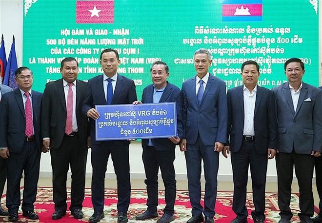 L'ambassadeur du Vietnam au Cambodge, Nguyên Minh Vu, assiste à la cérémonie de remise de 500 poteaux solaires à la province de Kampong Thom, un cadeau de 7 entreprises de caoutchouc sur son sol. Photo : VNA vu.jpg