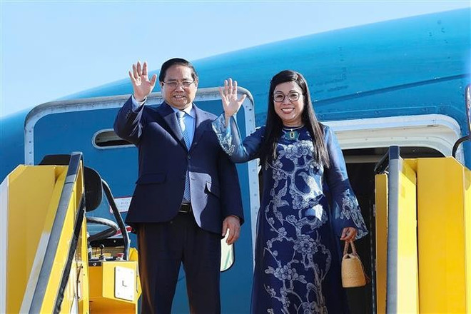 Le Premier ministre Pham Minh Chinh, son épouse et la délégation vietnamienne de haut rang ont quitté Stockholm pour Hanoï. Photo: VNA fin.jpg